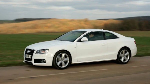 При същите бензинови турбо двигатели 1.8 и 2.0 TSI, произведени преди 2013 г., след 80 000-90 000 км може да се появят необичайни метални чукащи звуци от двигателя, заедно с шум при стартиране и колебание при ниски обороти. След актуализацията на семейството двигатели EA888, тези симптоми започват да се появяват към 120 000 км.

Какво да се направи

Причината се крие в разтегнатата ангренажна верига. В резултат на това веригата, обтегачът и водачите трябва да бъдат сменени, в противен случай съществува висок риск от прескачане на веригата и повреда на клапаните. Най-добре е веригата да се монтира с оригинални компоненти или доказани резервни части и да се спазват препоръчителните интервали за поддръжка след смяна.
